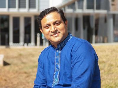 Headshot of Mohammed Reza outdoors