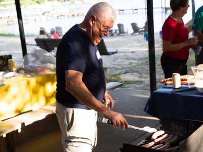 400x300 variant of man on a grill.