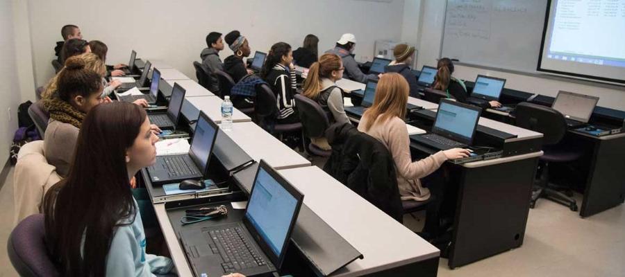 AACC students in a computer classroom.