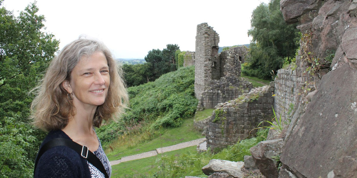 Suzanne Spoor walking through ruins